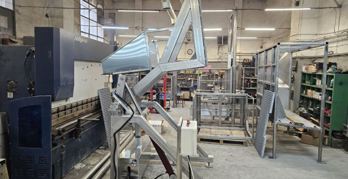 Подъемники-опрокидыватели для чан-тележек (чебурашек)